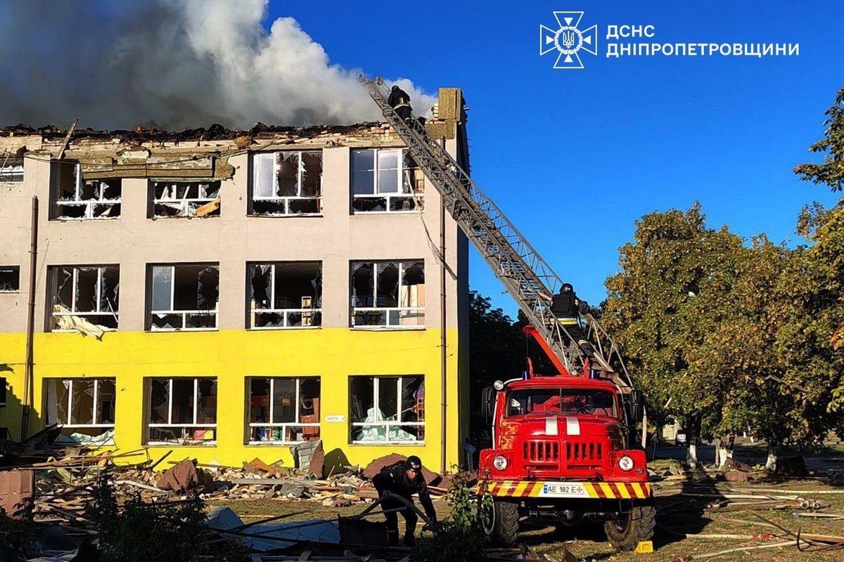 «Всі плачуть»: у ДСНС показали, що залишилося від ліцею у Дніпропетровській області, який ворог знищив безпілотниками 3
