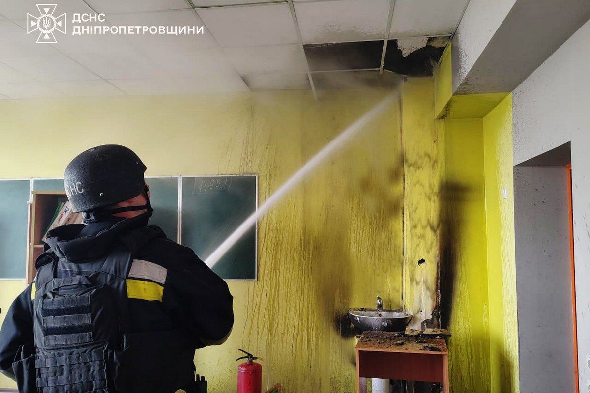 «Всі плачуть»: у ДСНС показали, що залишилося від ліцею у Дніпропетровській області, який ворог знищив безпілотниками 2