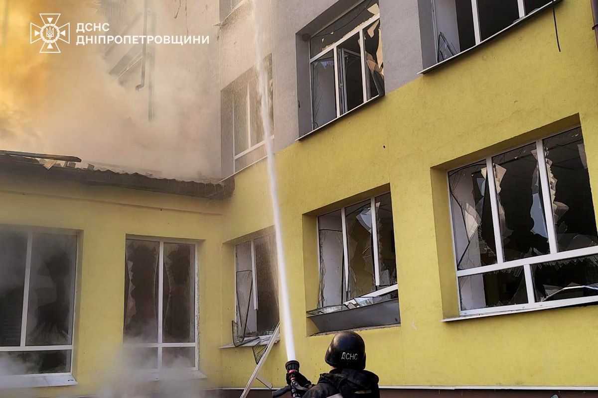 «Всі плачуть»: у ДСНС показали, що залишилося від ліцею у Дніпропетровській області, який ворог знищив безпілотниками 4