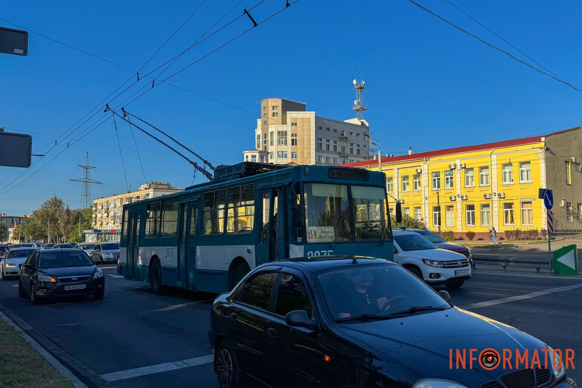 У Дніпрі на Запорізькому шосе зіштовхнулись ВАЗ та Toyota: зупинились тролейбуси 1