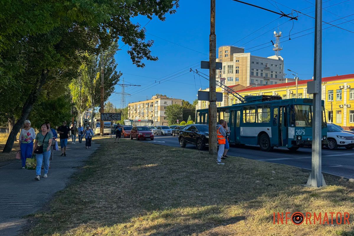 У Дніпрі на Запорізькому шосе зіштовхнулись ВАЗ та Toyota: зупинились тролейбуси 2