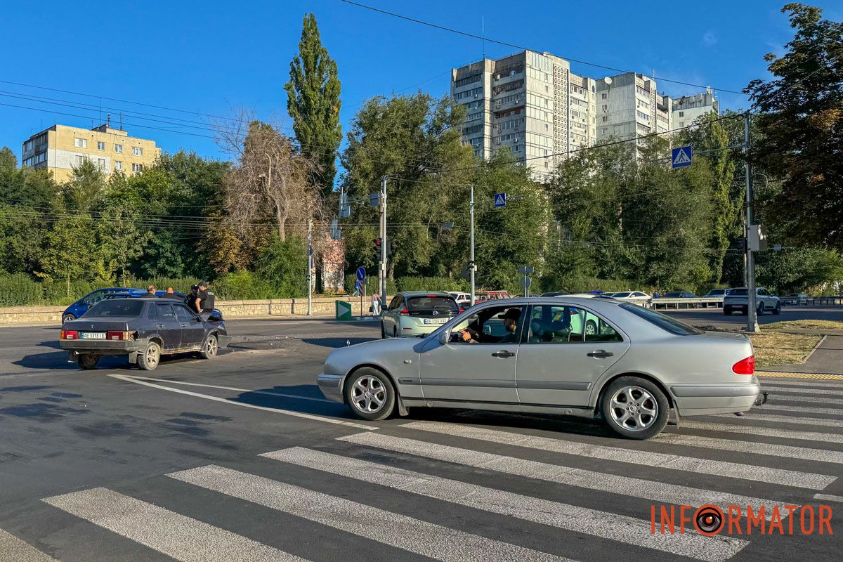 У Дніпрі на Запорізькому шосе зіштовхнулись ВАЗ та Toyota: зупинились тролейбуси 3
