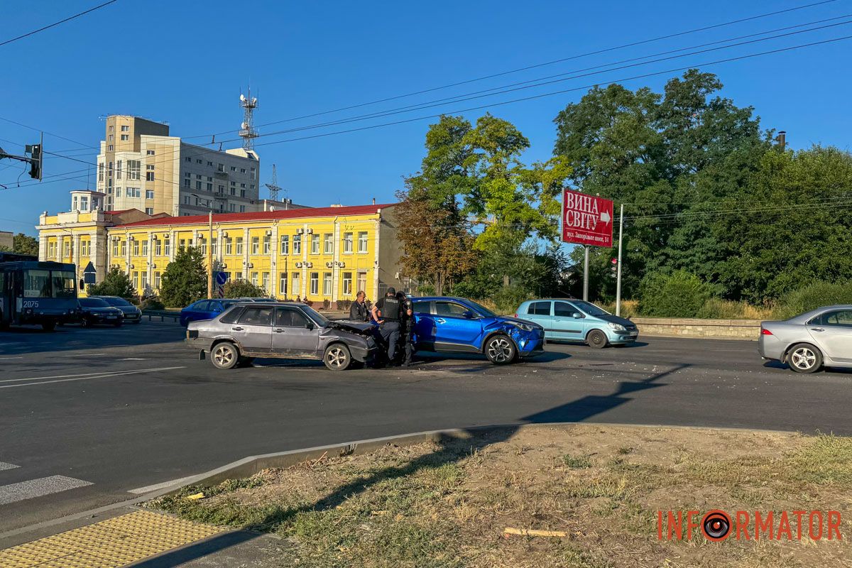 У Дніпрі на Запорізькому шосе зіштовхнулись ВАЗ та Toyota: зупинились тролейбуси 4