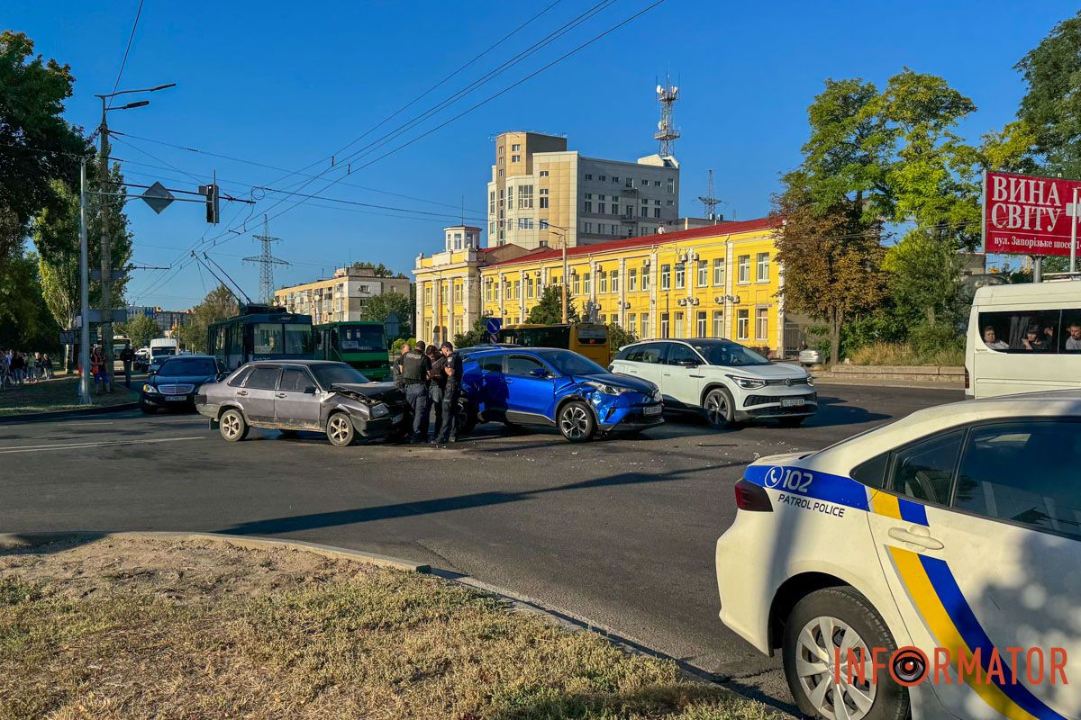У Дніпрі на Запорізькому шосе зіштовхнулись ВАЗ та Toyota: зупинились тролейбуси 5