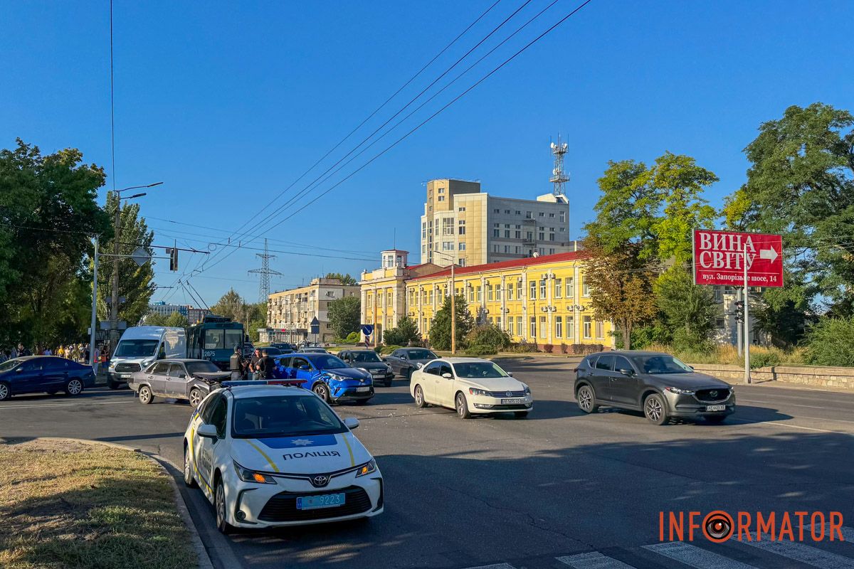 У Дніпрі на Запорізькому шосе зіштовхнулись ВАЗ та Toyota: зупинились тролейбуси 10