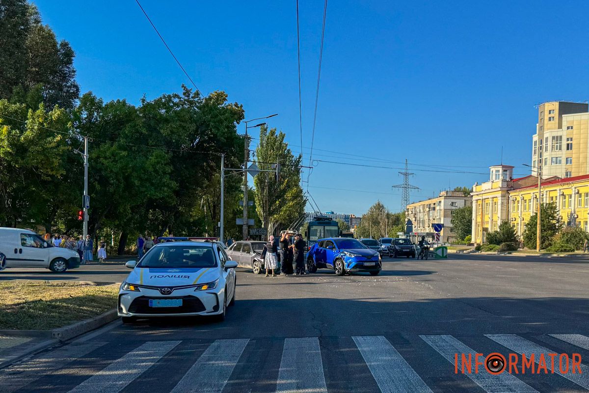 У Дніпрі на Запорізькому шосе зіштовхнулись ВАЗ та Toyota: зупинились тролейбуси 9