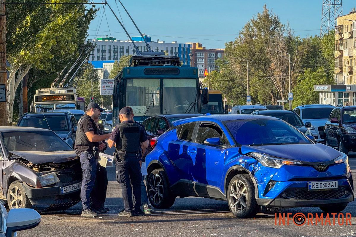 У Дніпрі на Запорізькому шосе зіштовхнулись ВАЗ та Toyota: зупинились тролейбуси 8
