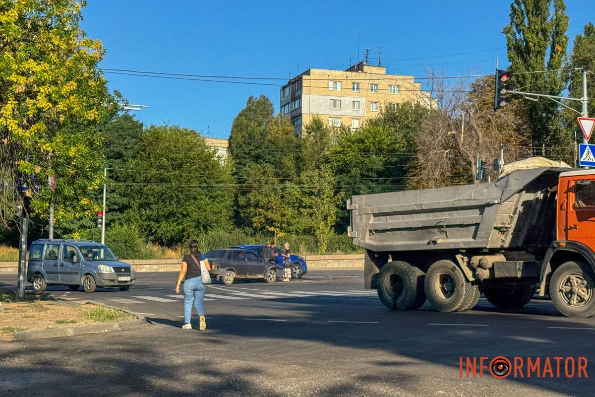 У Дніпрі на Запорізькому шосе зіштовхнулись ВАЗ та Toyota: зупинились тролейбуси 7