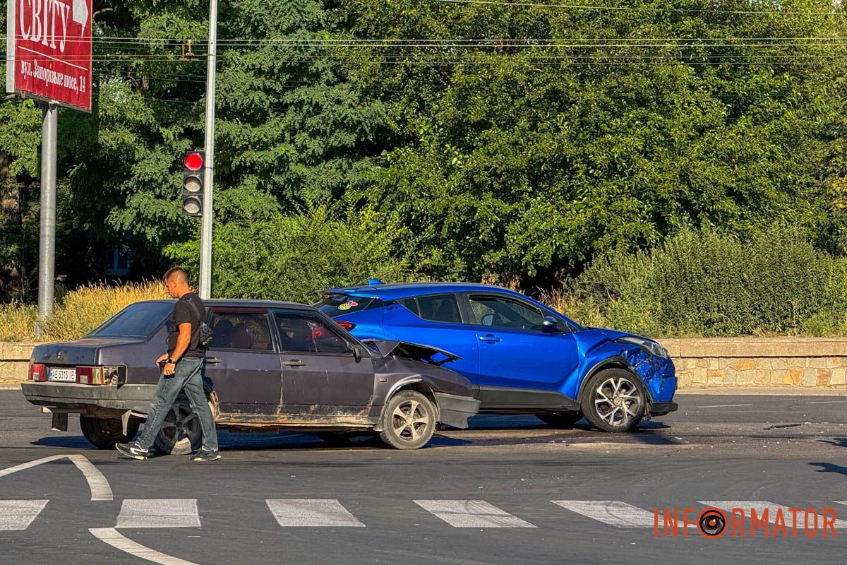 У Дніпрі на Запорізькому шосе зіштовхнулись ВАЗ та Toyota: зупинились тролейбуси 6