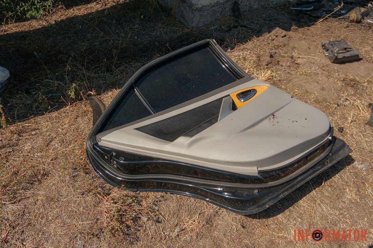 Вирвало кермо та дверцята: у Дніпрі на заїзді на Усть-Самарський міст помітили розбиту Toyota Camry 11