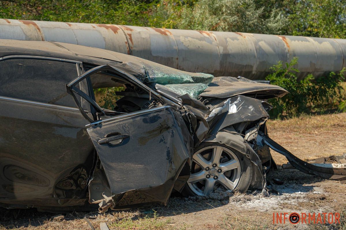 Вирвало кермо та дверцята: у Дніпрі на заїзді на Усть-Самарський міст помітили розбиту Toyota Camry 10