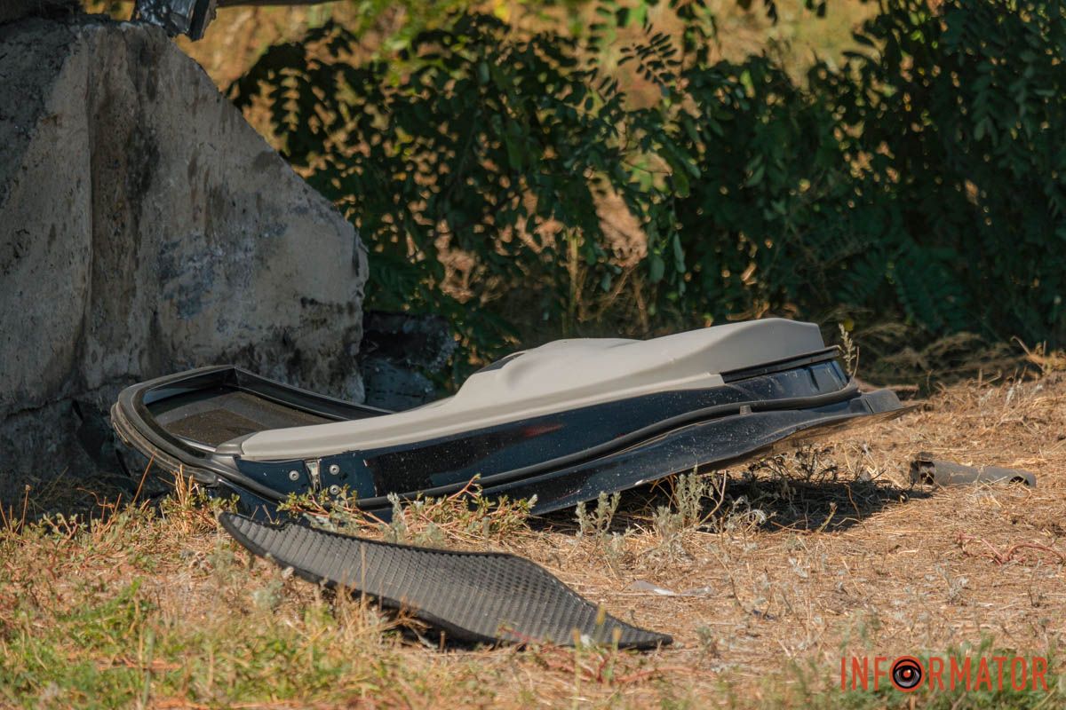 Вирвало кермо та дверцята: у Дніпрі на заїзді на Усть-Самарський міст помітили розбиту Toyota Camry 2