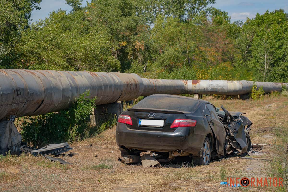 Вирвало кермо та дверцята: у Дніпрі на заїзді на Усть-Самарський міст помітили розбиту Toyota Camry 1