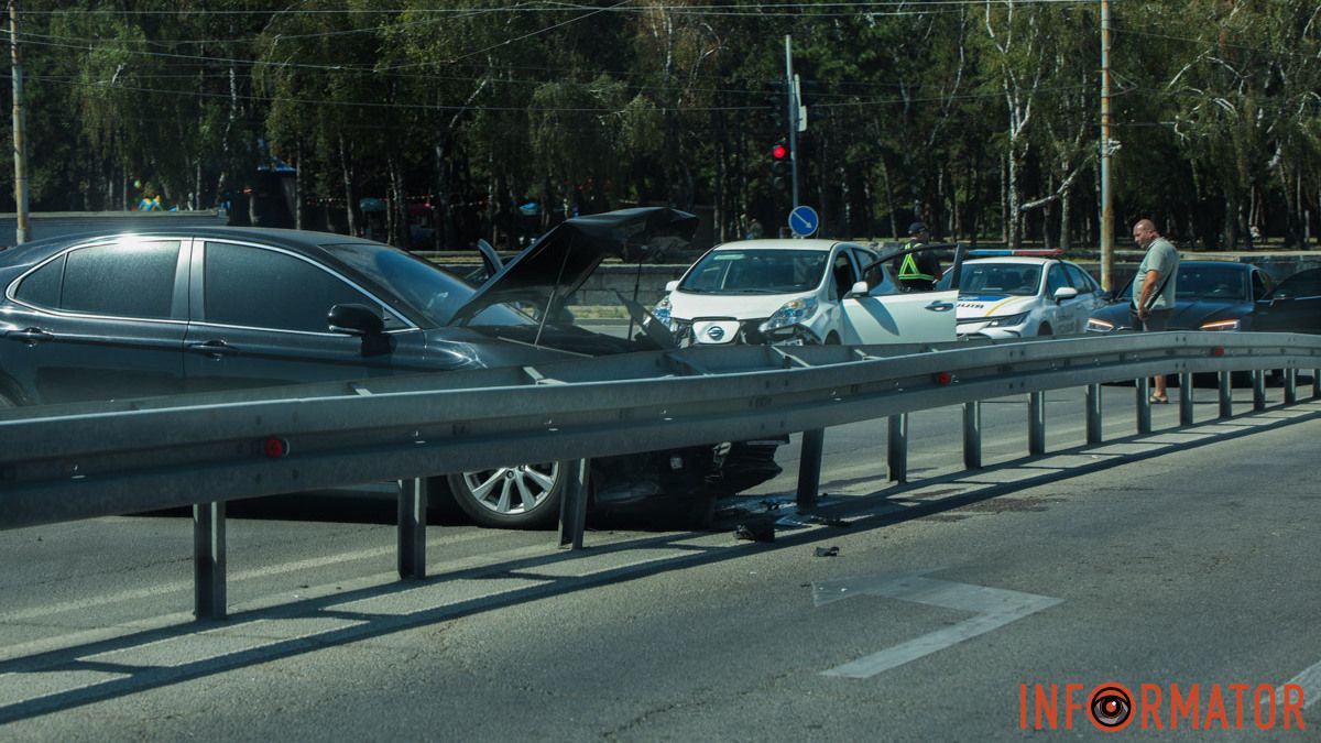У Дніпрі на Запорізькому шосе Toyota зіткнулась з Nissan та влетіла в відбійник: зайняті дві смуги