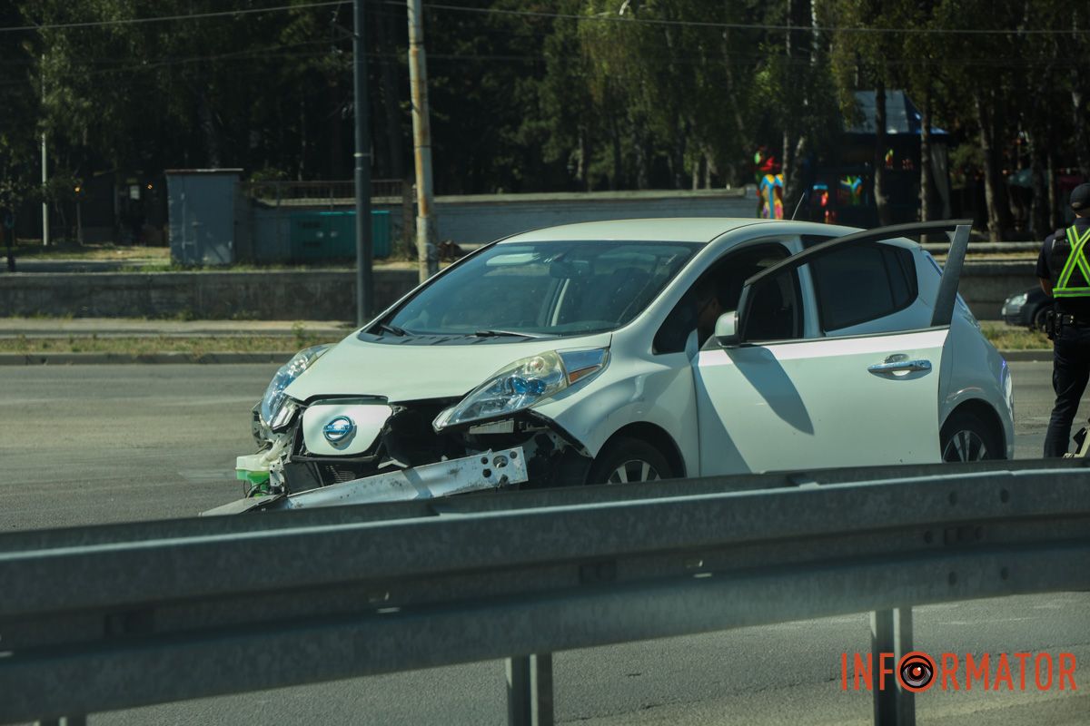Повреждение Nissan В Днепре на Запорожском шоссе Toyota столкнулась с Nissan и влетела в отбойник: заняты две полосы 14