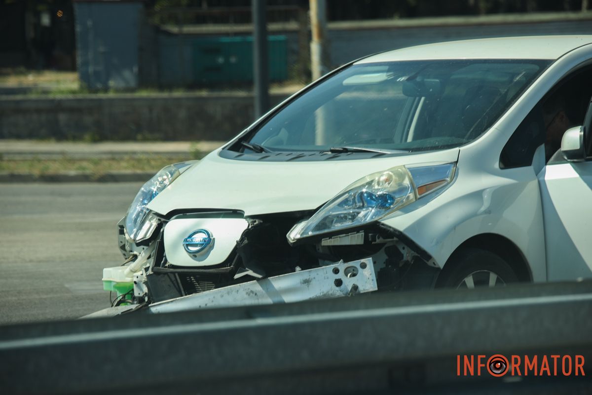 Движение затруднено, пробки нет В Днепре на Запорожском шоссе Toyota столкнулась с Nissan и влетела в отбойник: заняты две полосы 9