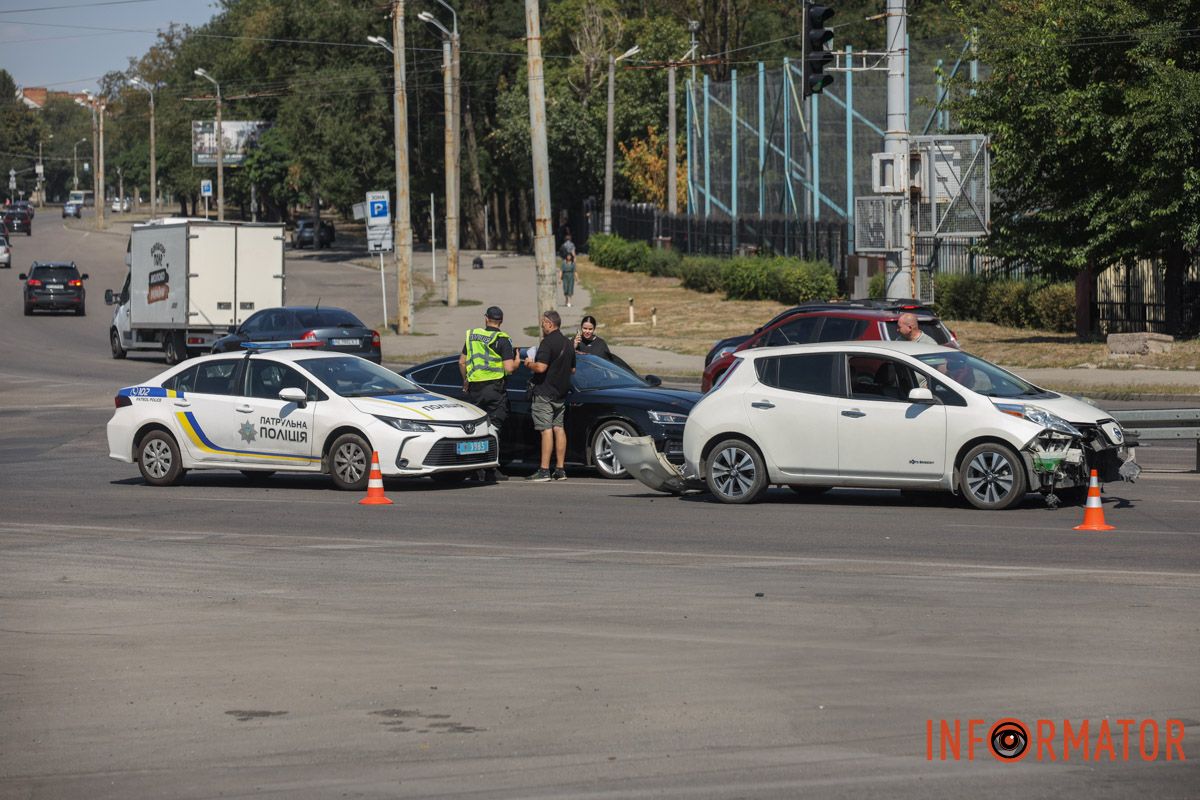 Все обстоятельства устанавливают В Днепре на Запорожском шоссе Toyota столкнулась с Nissan и влетела в отбойник: заняты две полосы 13