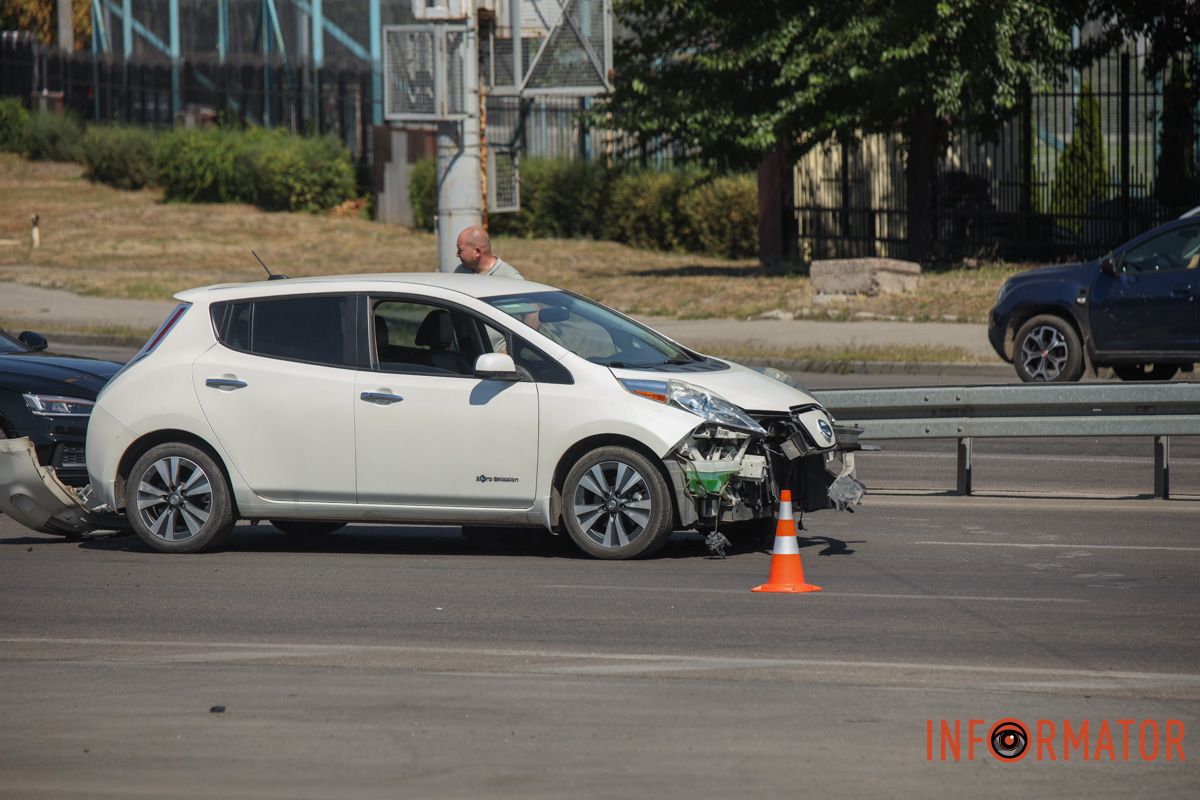 Авария произошла около 12:00 В Днепре на Запорожском шоссе Toyota столкнулась с Nissan и влетела в отбойник: заняты две полосы.