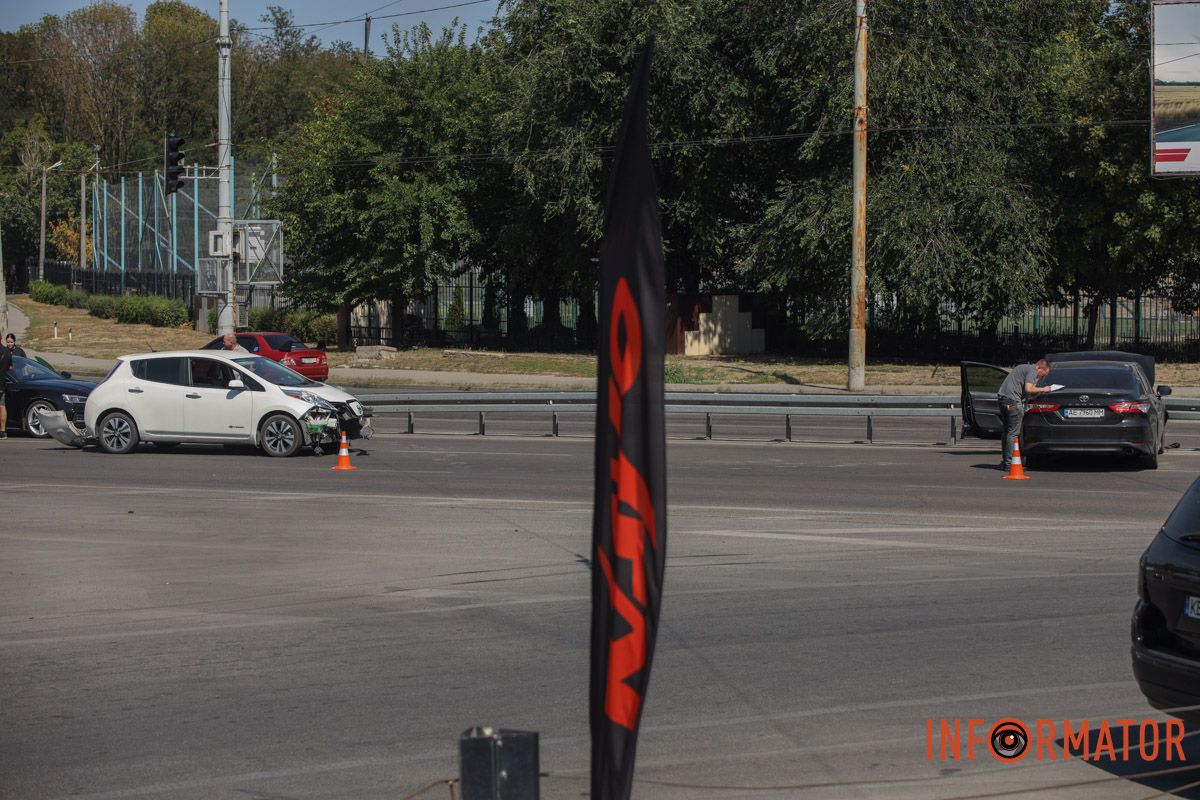 От удара Toyota влетела в отбойник В Днепре на Запорожском шоссе Toyota столкнулась с Nissan и влетела в отбойник: заняты две полосы 7