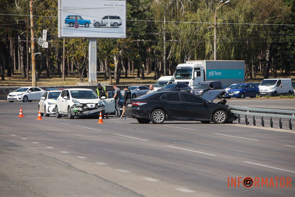 В Днепре на Запорожском шоссе Toyota столкнулась с Nissan и влетела в отбойник В Днепре на Запорожском шоссе Toyota столкнулась с Nissan и влетела в отбойник: заняты две полосы.
