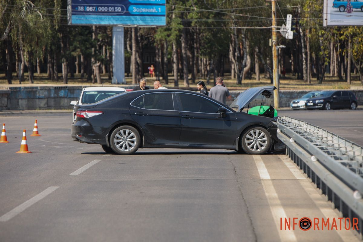 Toyota стоит на Запорожском шоссе В Днепре на Запорожском шоссе Toyota столкнулась с Nissan и влетела в отбойник: заняты две полосы 11