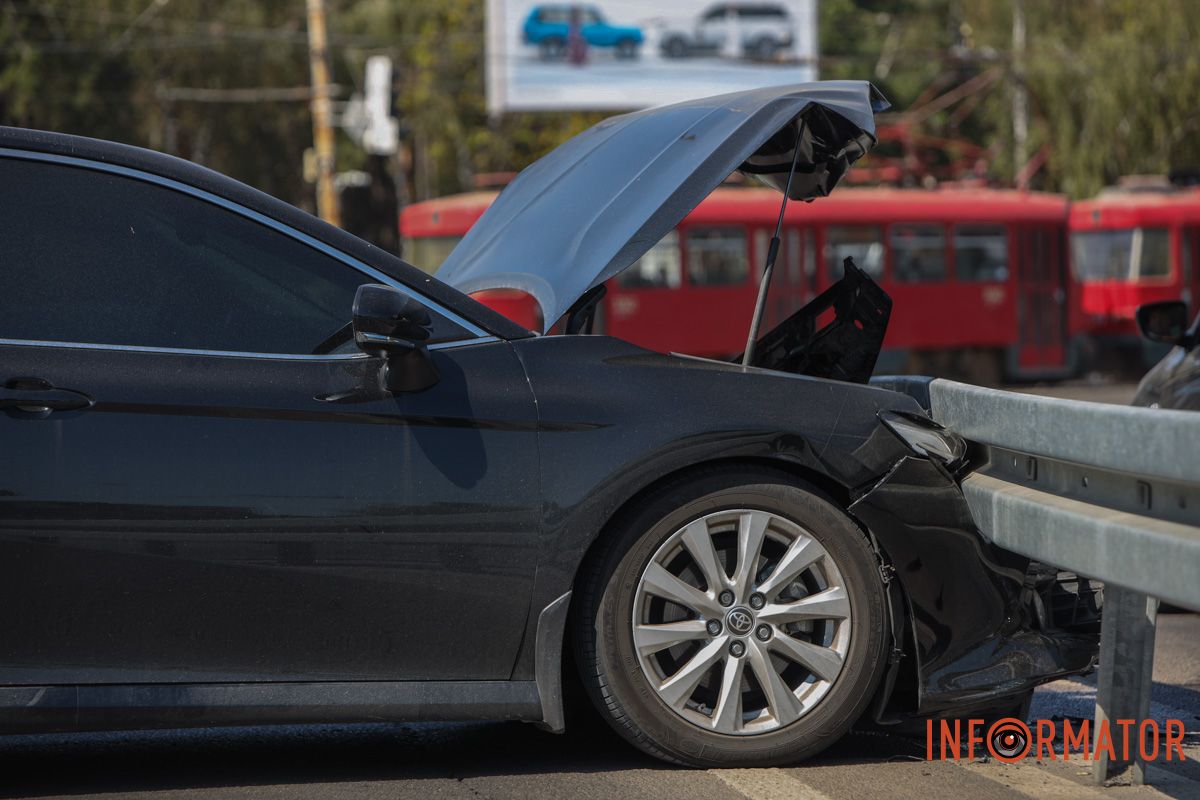 Предварительно обошлось без пострадавших В Днепре на Запорожском шоссе Toyota столкнулась с Nissan и влетела в отбойник: заняты две полосы.