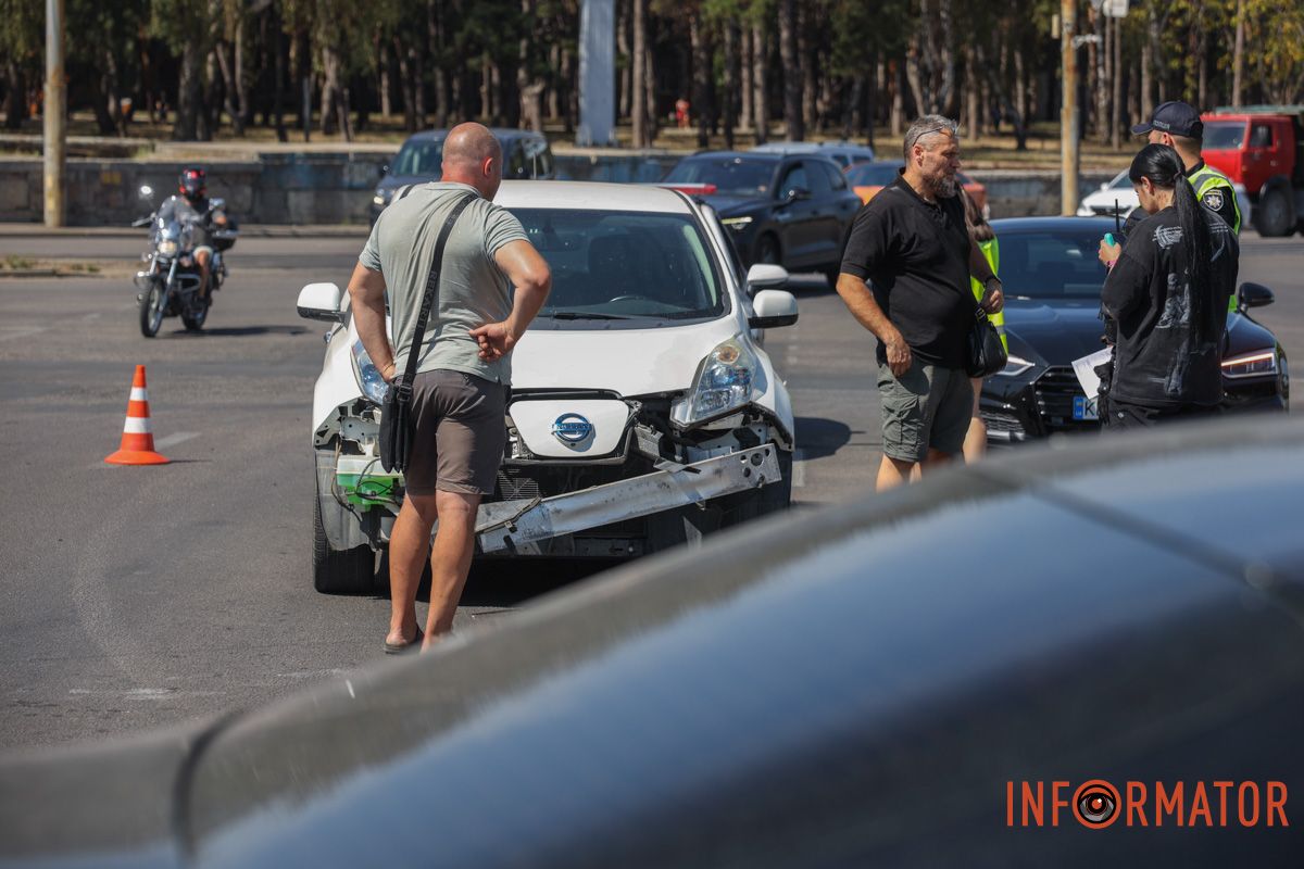 На месте работают патрульные В Днепре на Запорожском шоссе Toyota столкнулась с Nissan и влетела в отбойник: заняты две полосы.