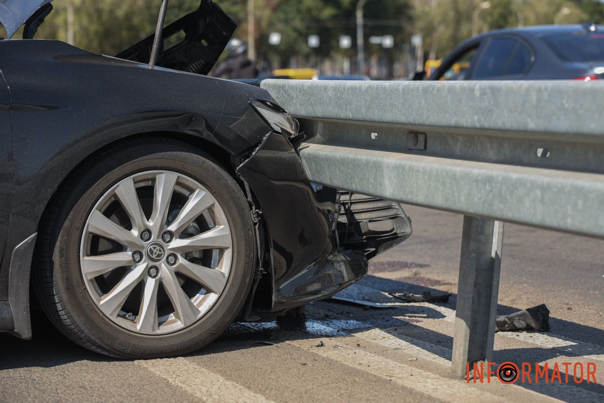 Заняты 2 левые полосы по Запорожскому шоссе в направлении проспекта Науки. В Днепре на Запорожском шоссе Toyota столкнулась с Nissan и влетела в отбойник: заняты две полосы.