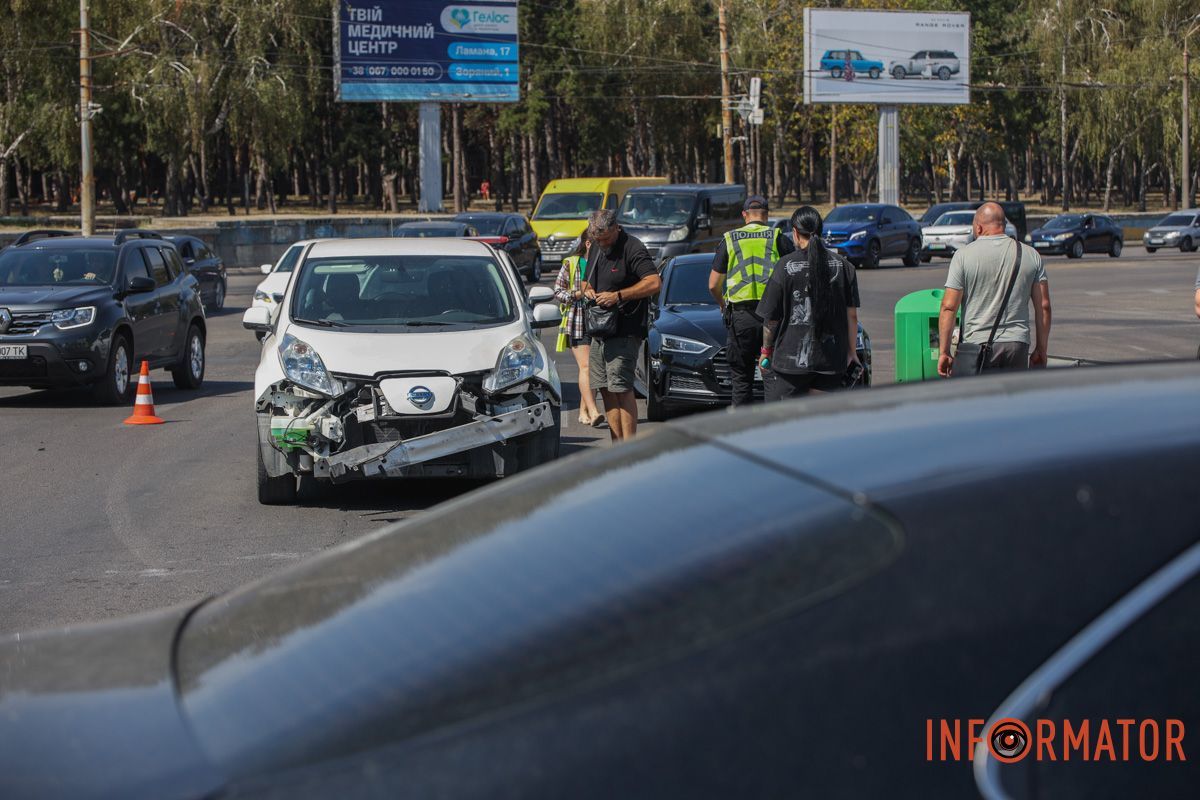 Заняты две полосы движения В Днепре на Запорожском шоссе Toyota столкнулась с Nissan и влетела в отбойник: заняты две полосы.