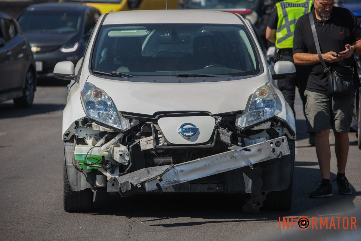 Nissan врезался в сторону Toyota В Днепре на Запорожском шоссе Toyota столкнулась с Nissan и влетела в отбойник: заняты две полосы.