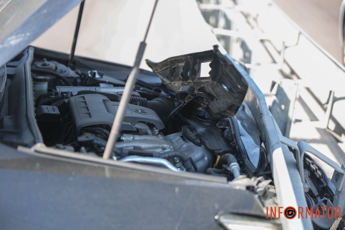 Никто не пострадал В Днепре на Запорожском шоссе Toyota столкнулась с Nissan и влетела в отбойник: заняты две полосы 12