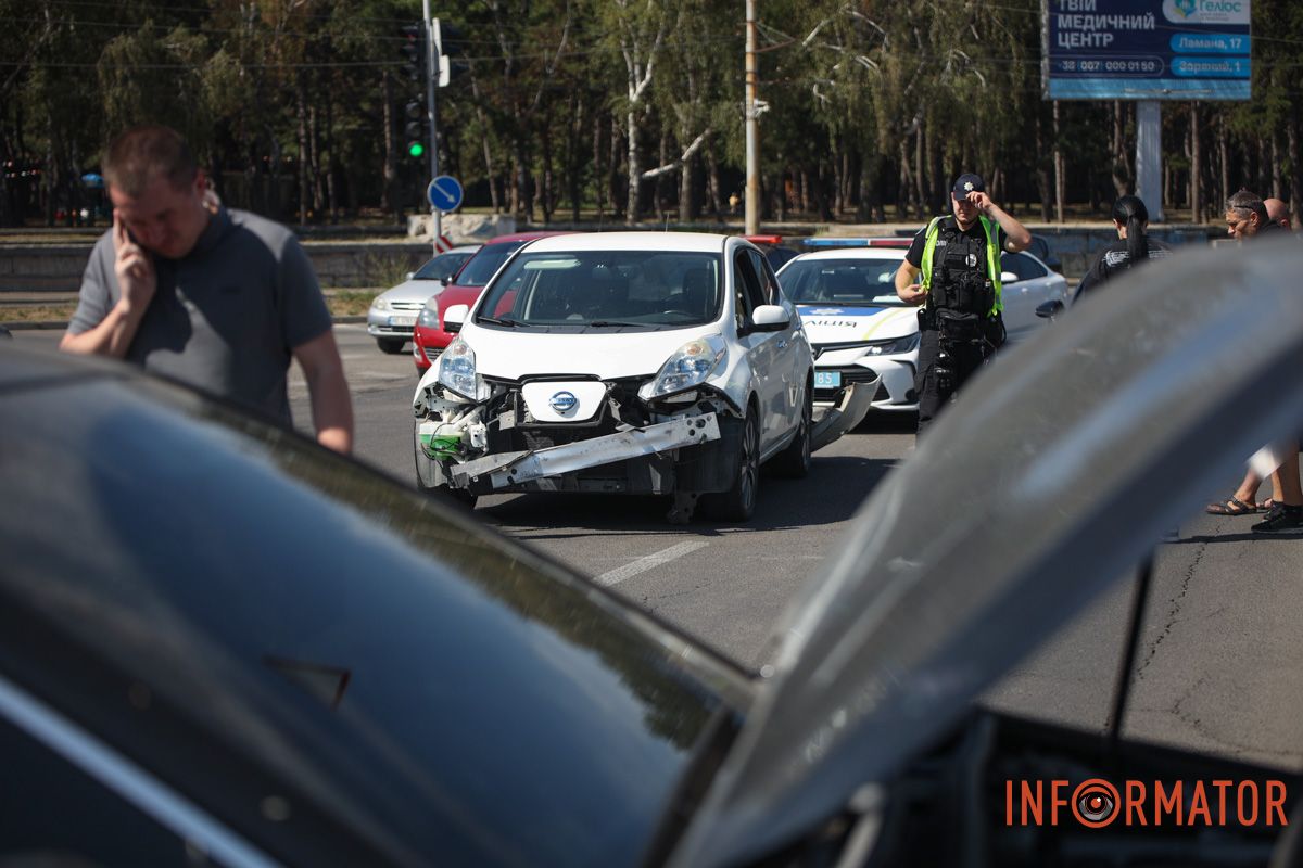 Дорогу не поделили Nissan и Toyota В Днепре на Запорожском шоссе Toyota столкнулась с Nissan и влетела в отбойник: заняты две полосы.