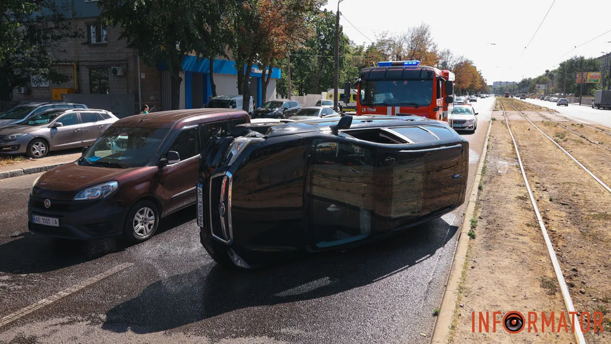 У Дніпрі на проспекті Хмельницького Subaru зіткнулась з двома Fiat та перекинулась: рух ускладнений