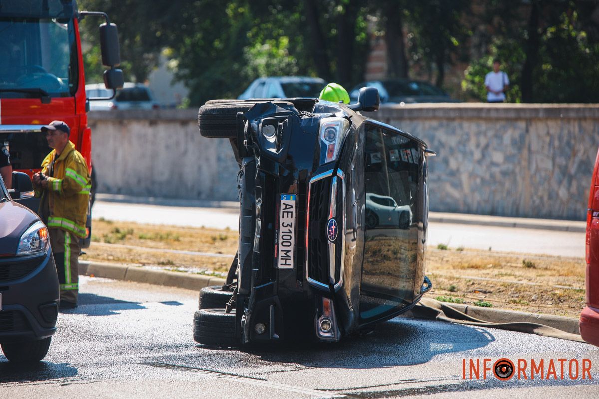 У Дніпрі на проспекті Хмельницького Subaru зіткнулась з двома Fiat та перекинулась: рух ускладнений 1