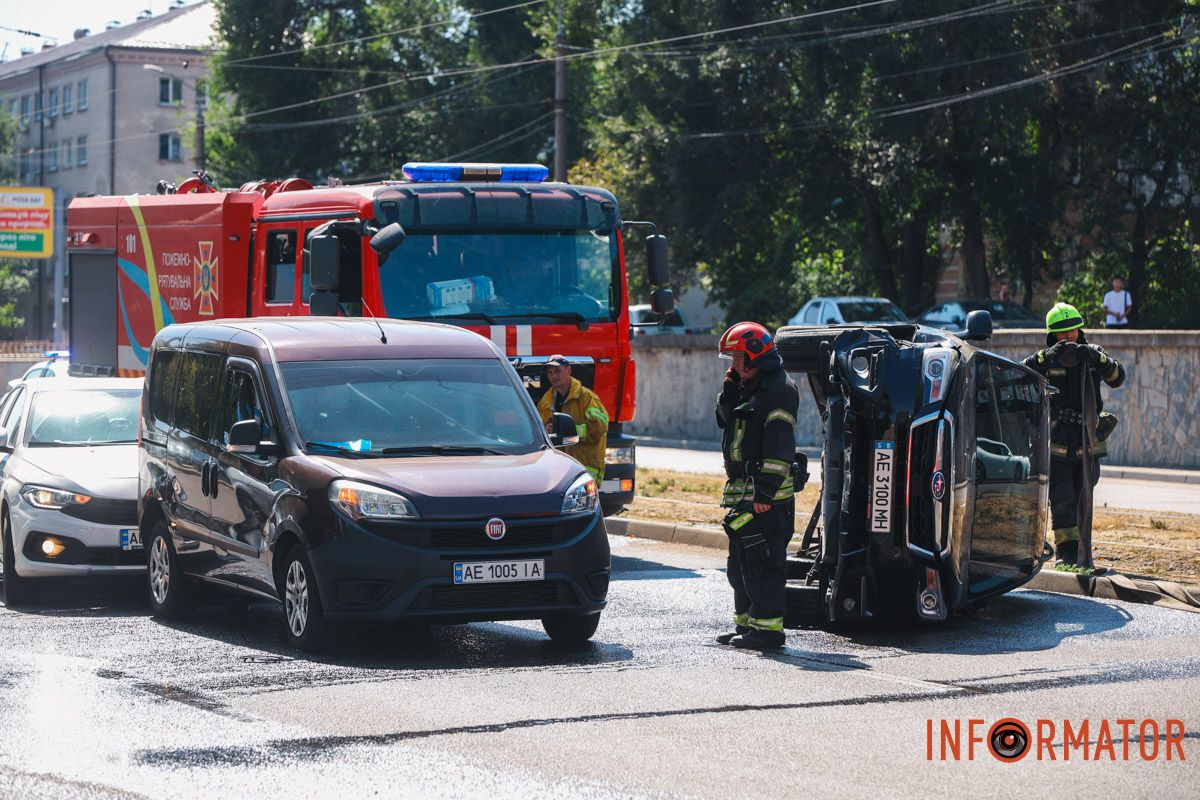 У Дніпрі на проспекті Хмельницького Subaru зіткнулась з двома Fiat та перекинулась: рух ускладнений 2