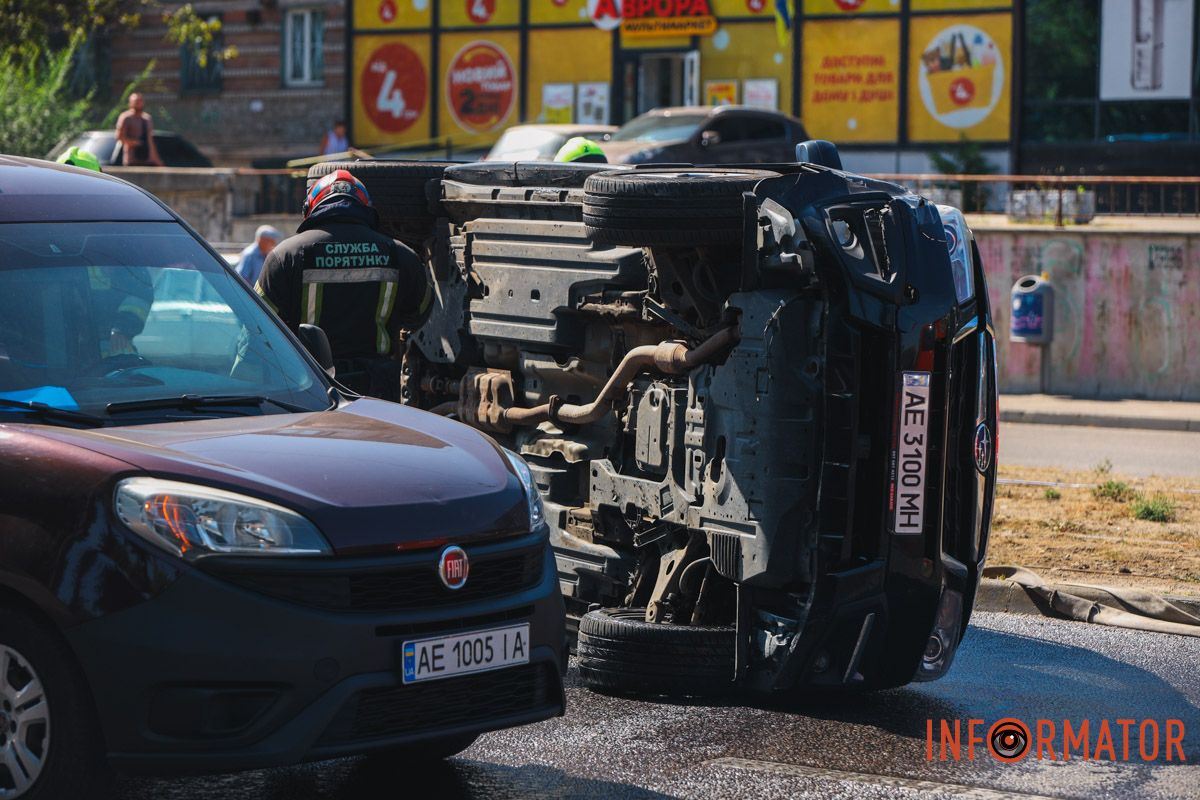 У Дніпрі на проспекті Хмельницького Subaru зіткнулась з двома Fiat та перекинулась: рух ускладнений 12