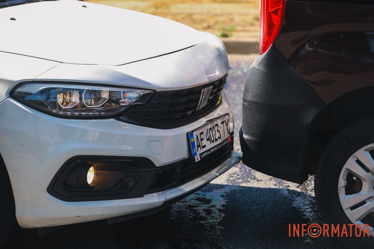 У Дніпрі на проспекті Хмельницького Subaru зіткнулась з двома Fiat та перекинулась: рух ускладнений 10