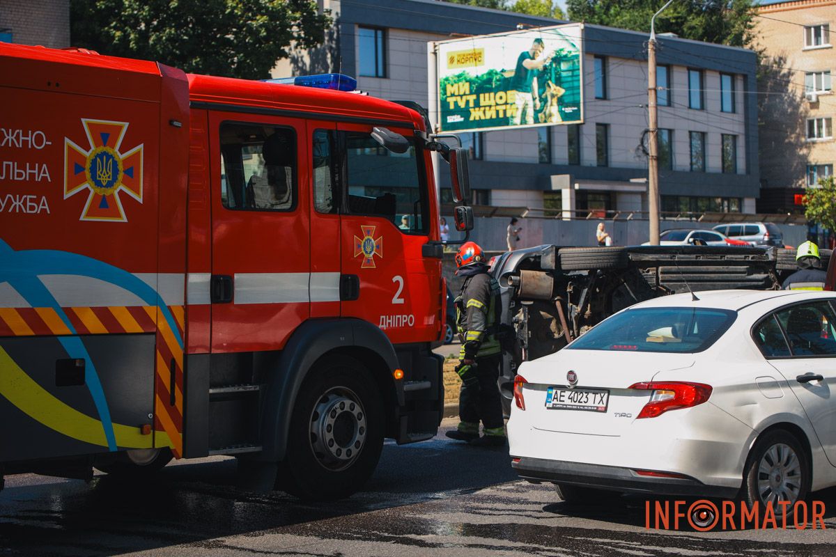 У Дніпрі на проспекті Хмельницького Subaru зіткнулась з двома Fiat та перекинулась: рух ускладнений 5