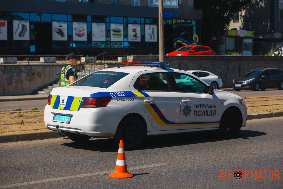 У Дніпрі на проспекті Хмельницького Subaru зіткнулась з двома Fiat та перекинулась: рух ускладнений 16