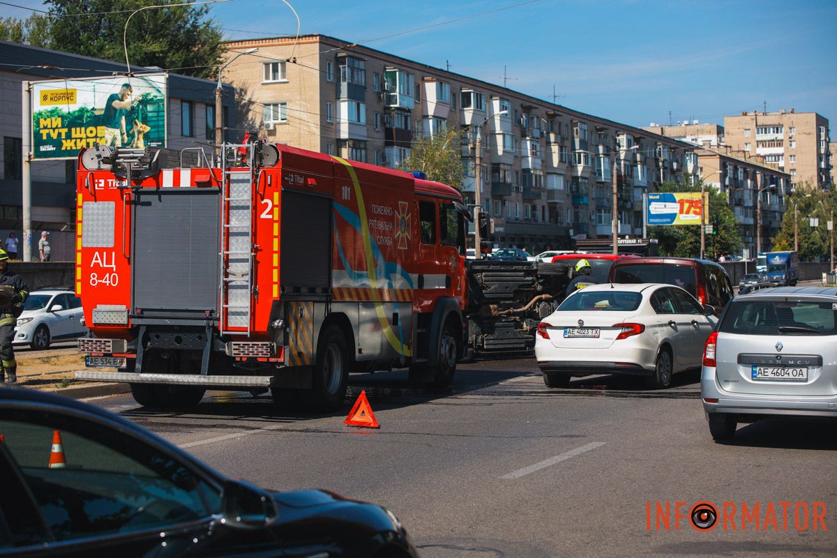 У Дніпрі на проспекті Хмельницького Subaru зіткнулась з двома Fiat та перекинулась: рух ускладнений 3