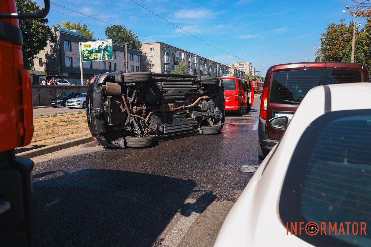 У Дніпрі на проспекті Хмельницького Subaru зіткнулась з двома Fiat та перекинулась: рух ускладнений 11