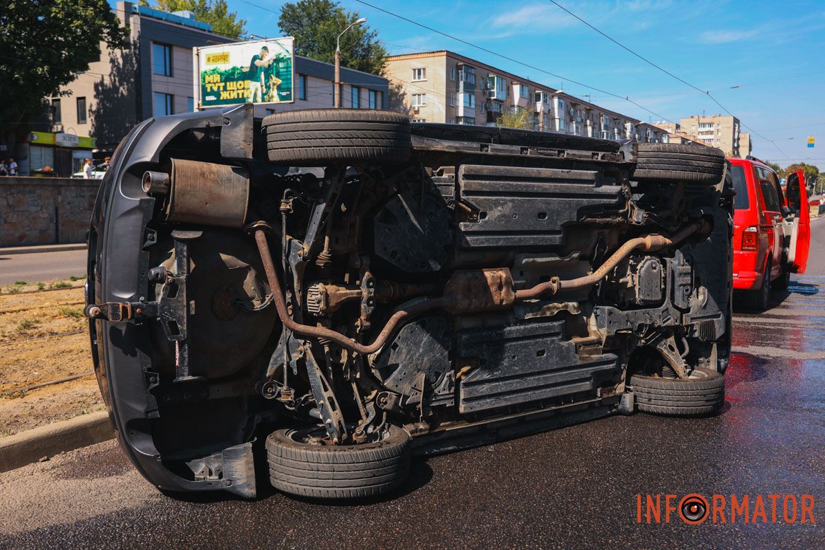 У Дніпрі на проспекті Хмельницького Subaru зіткнулась з двома Fiat та перекинулась: рух ускладнений 6
