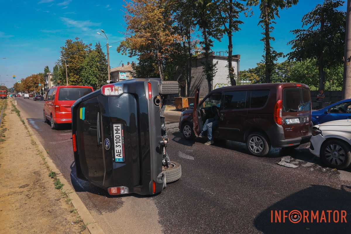 У Дніпрі на проспекті Хмельницького Subaru зіткнулась з двома Fiat та перекинулась: рух ускладнений 17