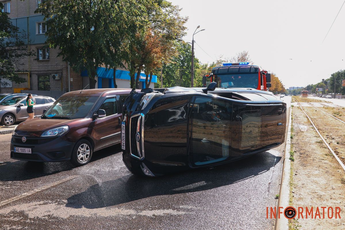 У Дніпрі на проспекті Хмельницького Subaru зіткнулась з двома Fiat та перекинулась: рух ускладнений 4