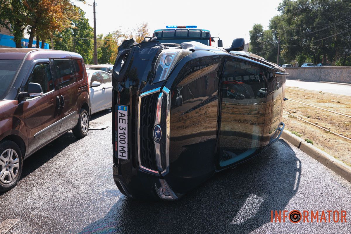 У Дніпрі на проспекті Хмельницького Subaru зіткнулась з двома Fiat та перекинулась: рух ускладнений 15