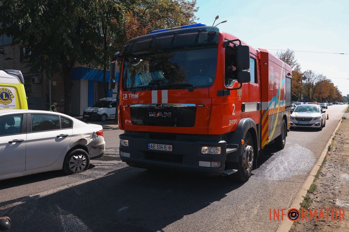 У Дніпрі на проспекті Хмельницького Subaru зіткнулась з двома Fiat та перекинулась: рух ускладнений 7