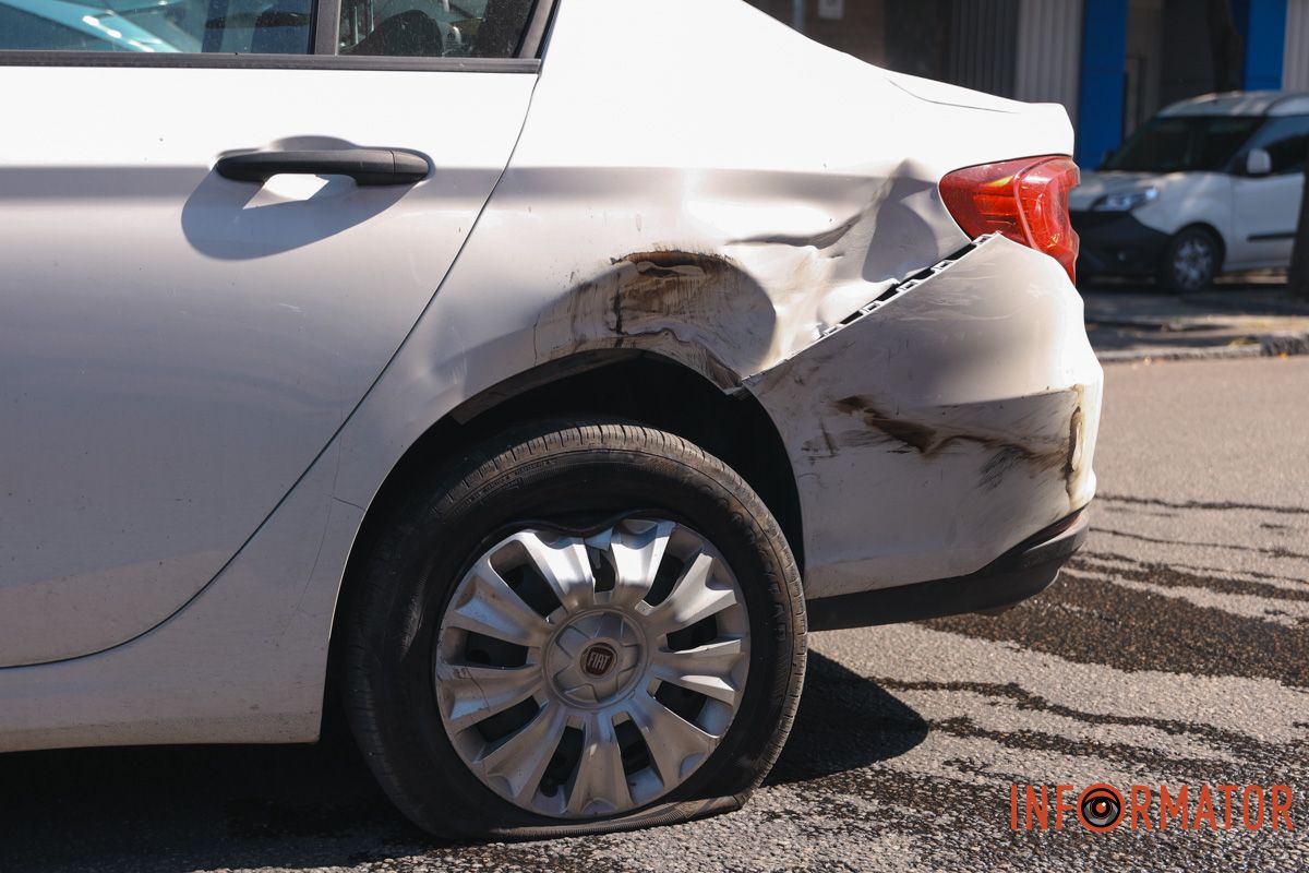 У Дніпрі на проспекті Хмельницького Subaru зіткнулась з двома Fiat та перекинулась: рух ускладнений 13