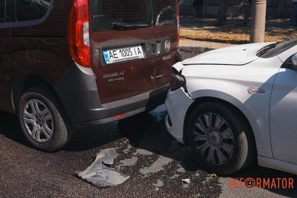 У Дніпрі на проспекті Хмельницького Subaru зіткнулась з двома Fiat та перекинулась: рух ускладнений 8