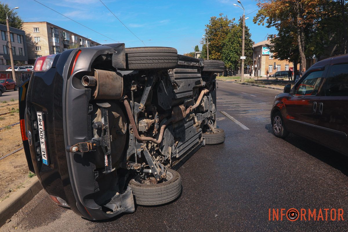 У Дніпрі на проспекті Хмельницького Subaru зіткнулась з двома Fiat та перекинулась: рух ускладнений 14
