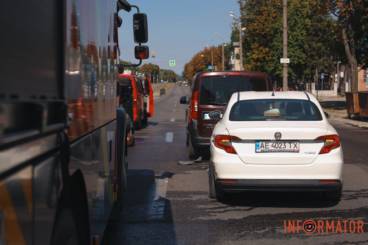 У Дніпрі на проспекті Хмельницького Subaru зіткнулась з двома Fiat та перекинулась: рух ускладнений 9